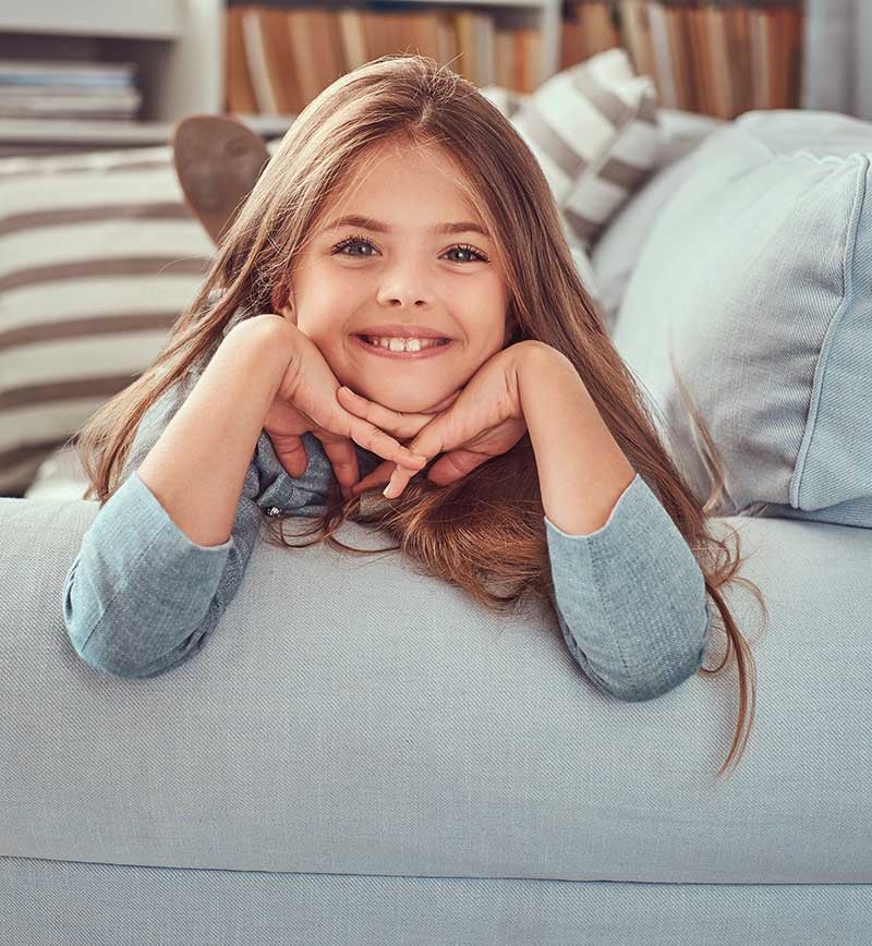girl_yang_smile_on_sofa_800x868