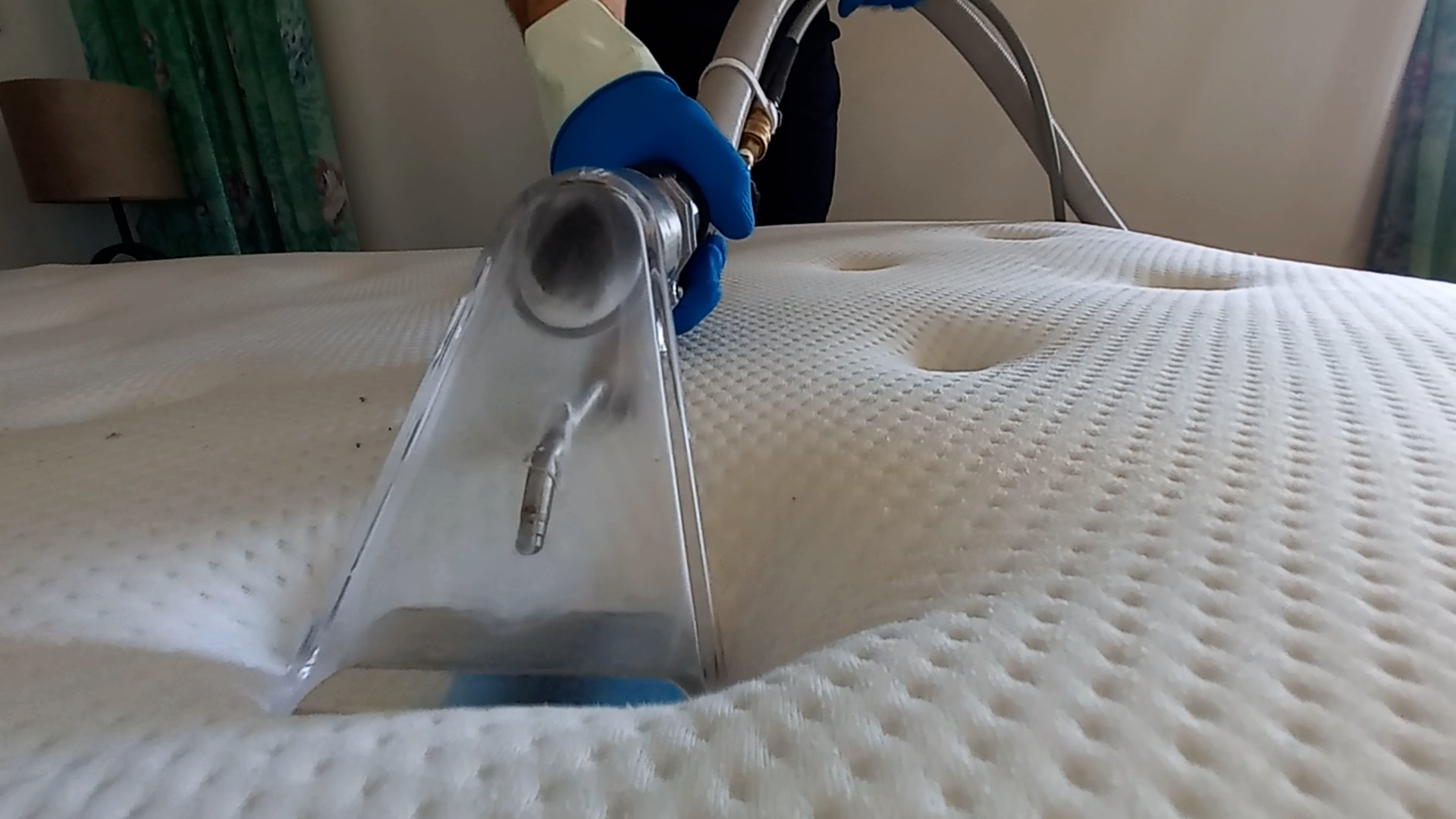 Mattress cleaning handtool
